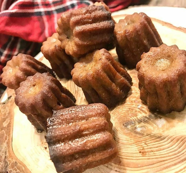 nuggets sans gluten et bol de ketchup cannelés