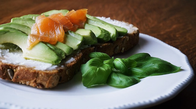Por que tomar ômega 3? 4 tartine saumon epinard omega3