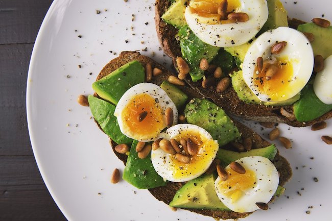 assiette tartine avocat oeuf pignon de pain omega 3 assiette tartine avocat oeuf pignon de pain omega 3