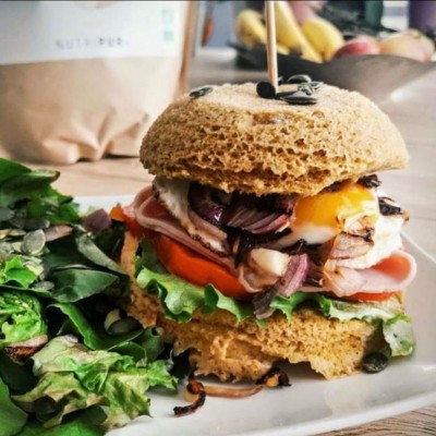 un bowl cake sans gluten dans une assiette bowlcake burger sans gluten