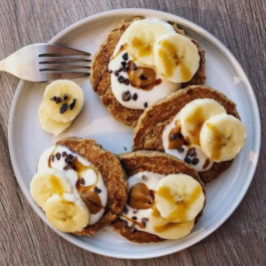 Pancakes protéinés à la banane et aux flocons d’avoine
